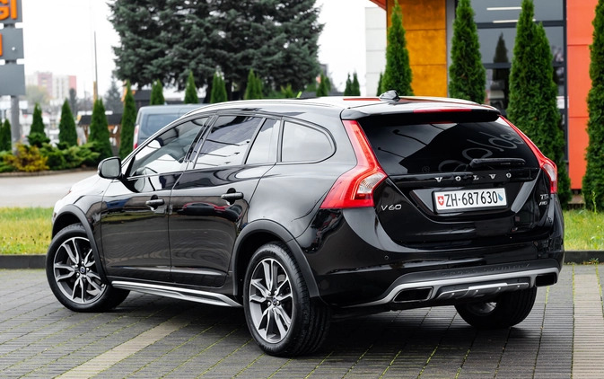 Volvo V60 Cross Country cena 87500 przebieg: 155000, rok produkcji 2015 z Suchedniów małe 781